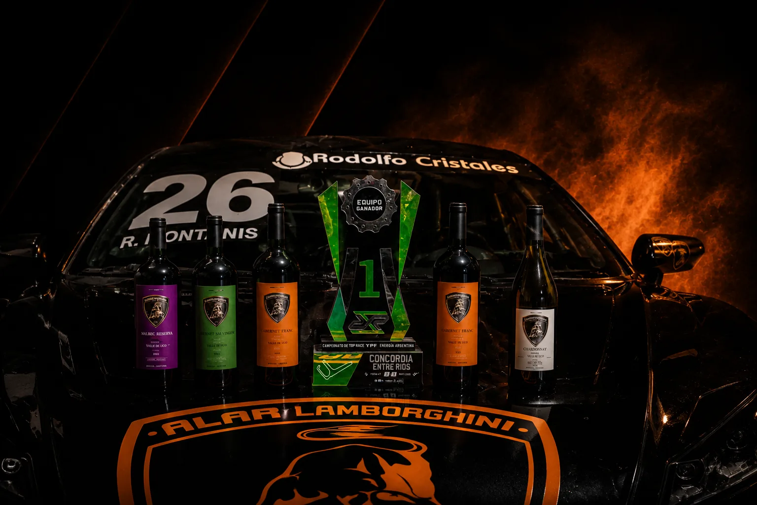 Auto de Top Race con botellas de Alar Lamborghini y trofeo Equipo Ganador